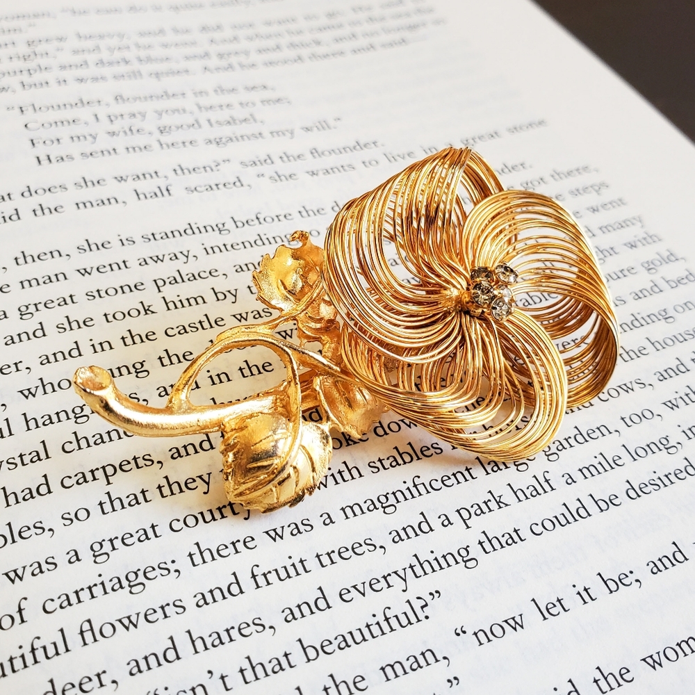 Vintage Gold Tone Wire Rhinestone Flower Brooch
